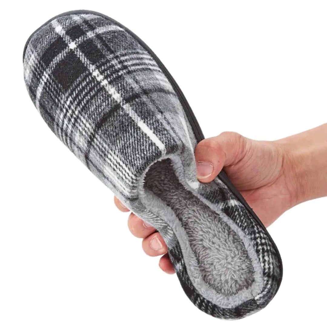 pessoa segurando a Pantufa de Inverno Peluciada Xadrez, demonstrando a maciez e flexibilidade