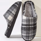 Par de pantufas Peluciadas Basicalle Comfort na cor preto, com fundo claro