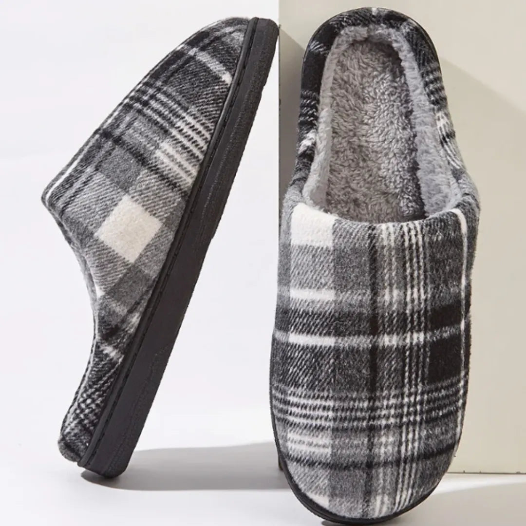 Par de pantufas Peluciadas Basicalle Comfort na cor preto, com fundo claro