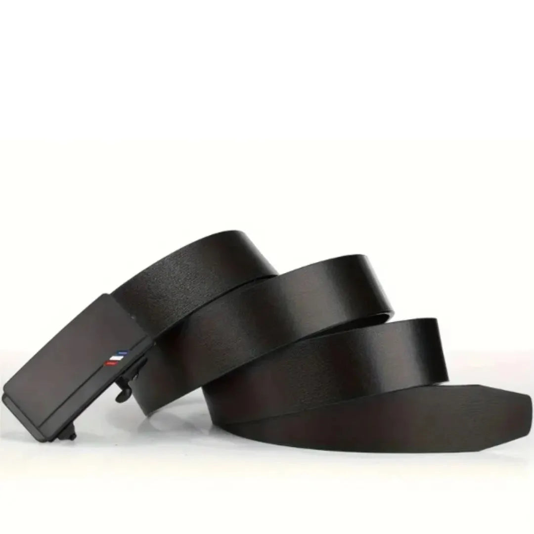Cinto de Couro Masculino Fivela Automática | Casualle Belt II enrolado em superfície branca