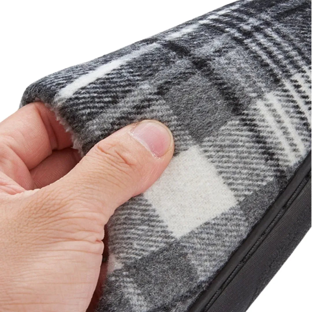 pessoa segurando a Pantufa de Inverno Peluciada e tocando a pelúcia macia