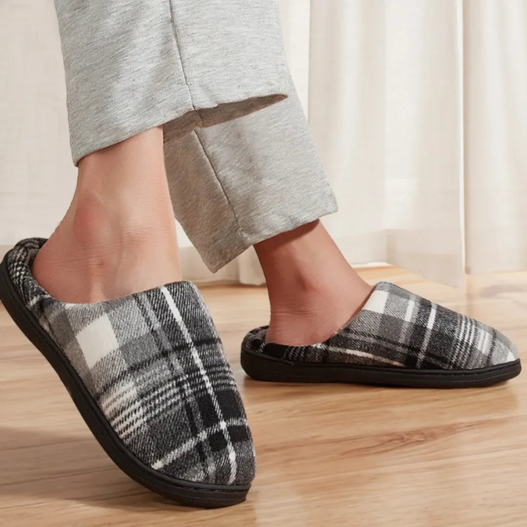 Pessoa utilizando a Pantufa de Inverno Peluciada em ambiente interno, com piso de madeira