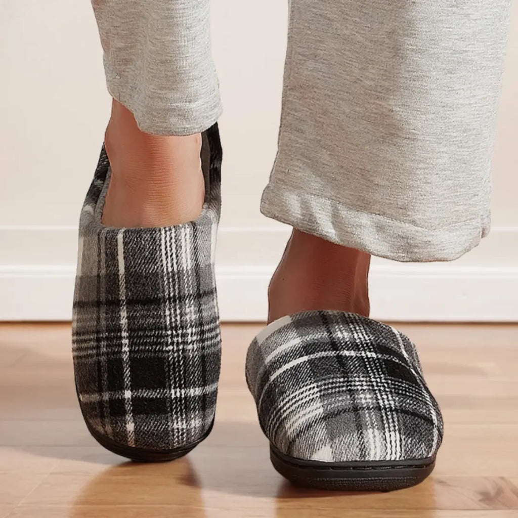 pessoa caminhando com a Pantufa de Inverno Peluciada Xadrez PRETO | Basicalle Comfort