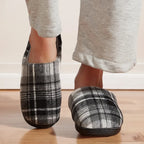 pessoa caminhando com a Pantufa de Inverno Peluciada Xadrez PRETO | Basicalle Comfort
