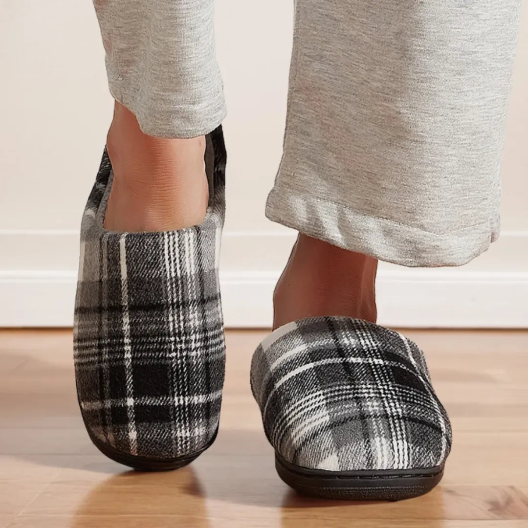 pessoa caminhando com a Pantufa de Inverno Peluciada Xadrez PRETO | Basicalle Comfort