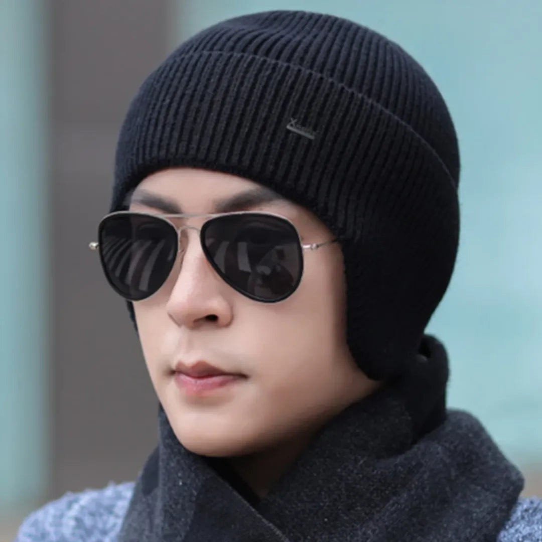 pessoa usando o Gorro Unisex com Protetor de Orelha na cor preto em ambiente externo