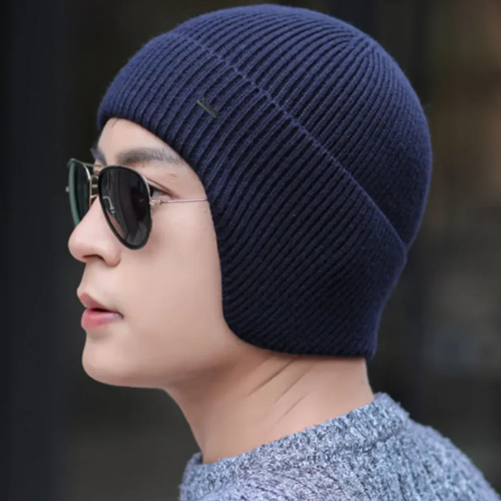 pessoa usando o Gorro Unisex com Protetor de Orelha em ambiente externo