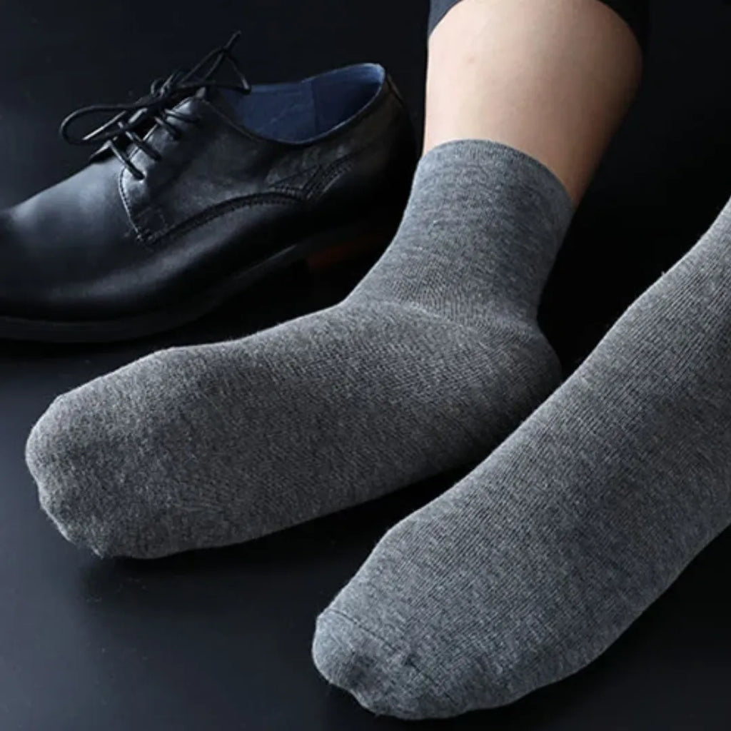 pessoa utilizando as Meias Sociais 100% Algodão Antibacteriano | Basicalle Cotton na cor cinza