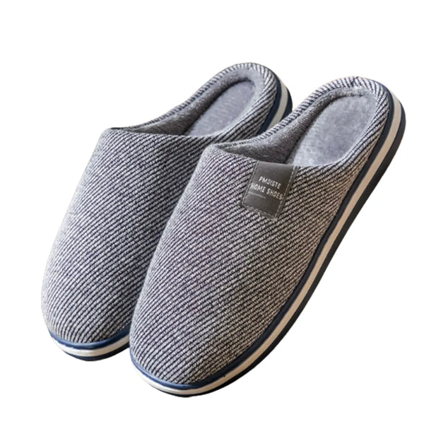 Pantufa Basicalle Home azul em posição inclinada destacando o design.