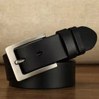 Cinto Masculino de Couro Legítimo Allegante Plus II na cor preto, com fundo amadeirado