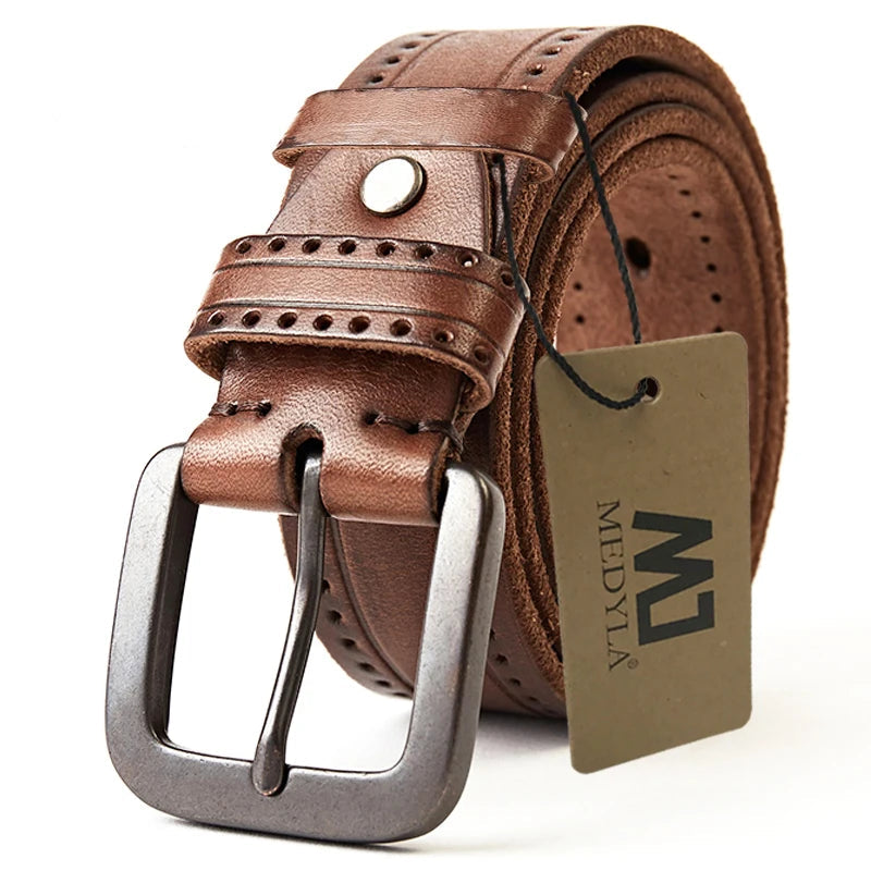 Fecho de liga do cinto Medyla em destaque sobre fundo branco