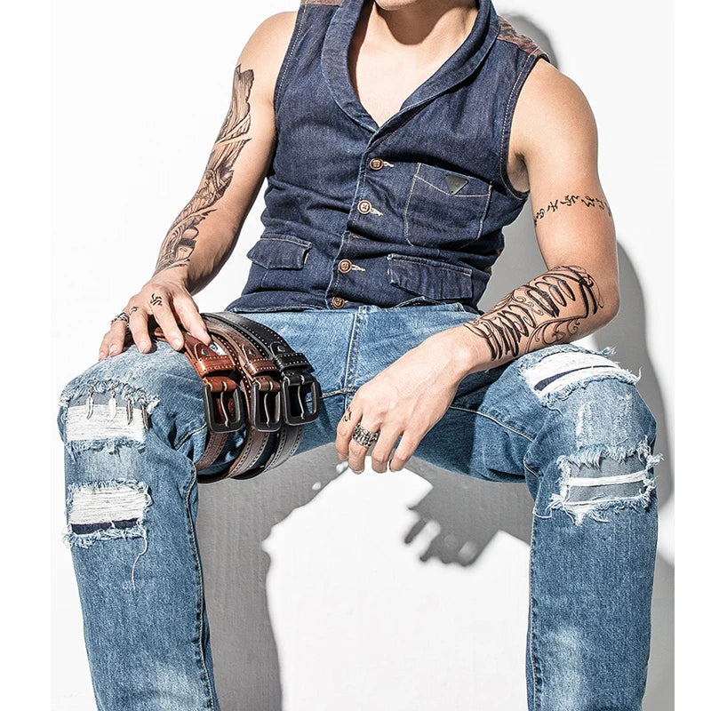 Cinto Medyla marrom drapeado sobre calça jeans