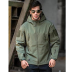 homem usando a Jaqueta Tática Impermeável na cor verde