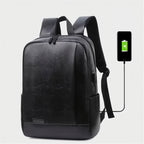 Mochila Executiva Masculina de Couro para Notebook Imperialle Smart preta, carregando o celular pela porta USB
