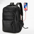 Mochila Executiva Masculina de Couro com USB Allegante Business preta carregando o celular pela porta USB