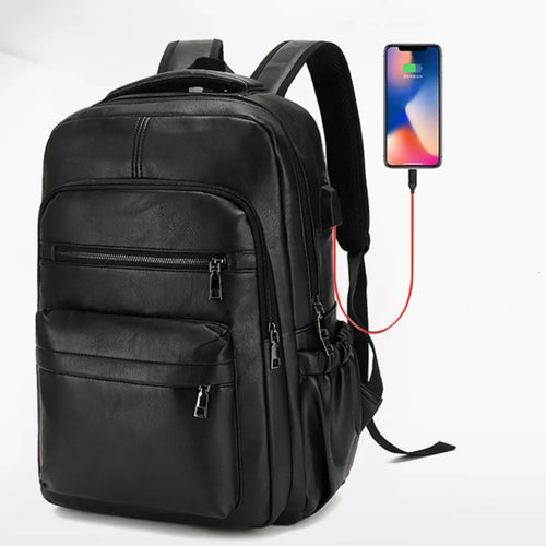 Mochila Executiva Masculina de Couro com USB Allegante Business preta carregando o celular pela porta USB