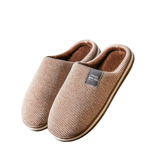 Pantufa Basicalle Home marrom em posição inclinada destacando o design.