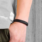 Vista close do couro com acabamento envelhecido em braço de homem