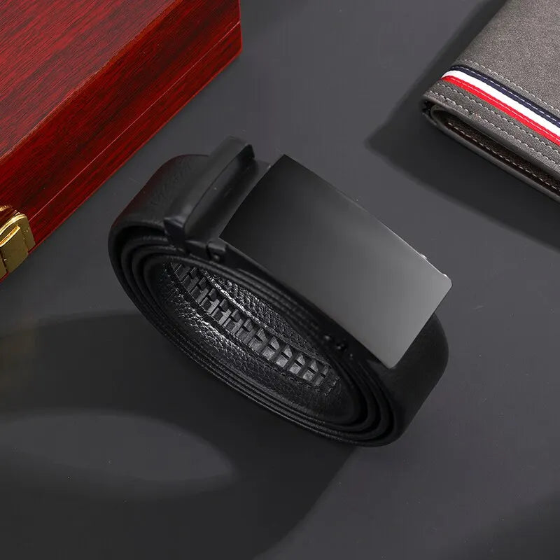 Cinto catraca de couro preto, design moderno e funcional para homens.