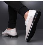 Homem caminhando com o mocassim Allegante Gentleman branco