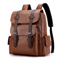 Mochila marrom de couro vista lateral com fivelas visíveis