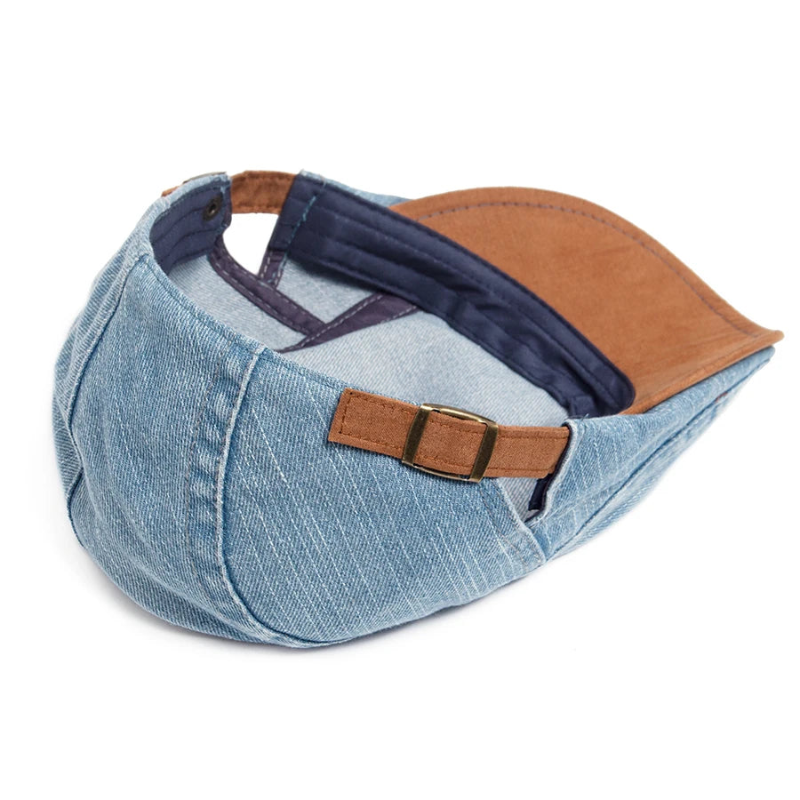 Boina Casualle Denim vista de trás com fivela de ajuste e aba caramelo