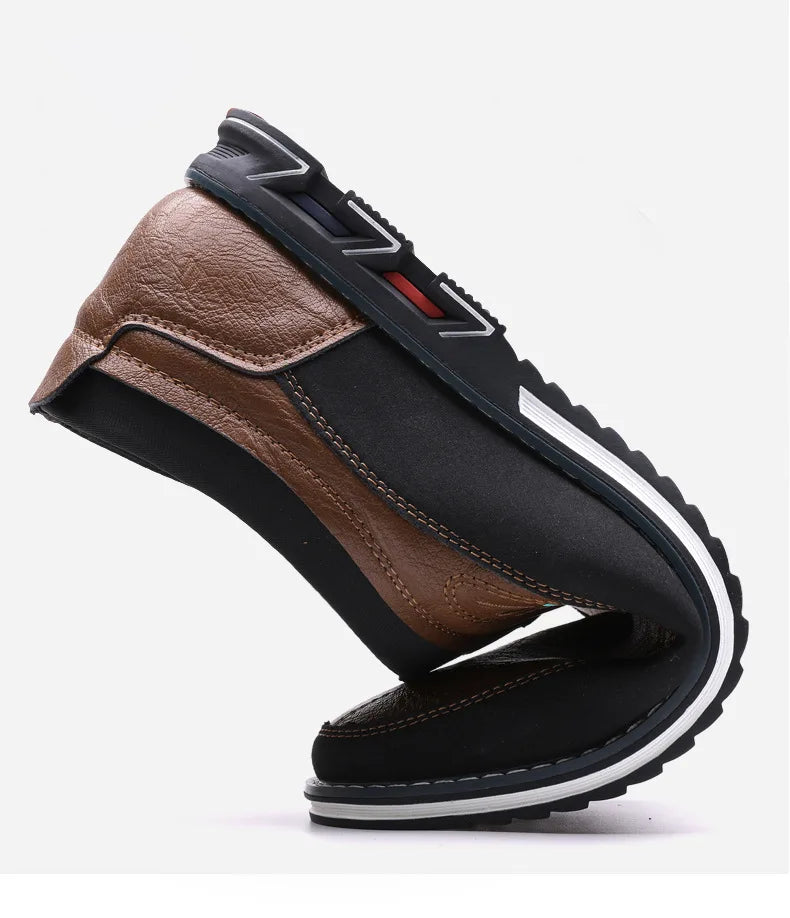 Mocassim Allegante Gentleman preto dobrado, mostrando a flexibilidade da sola