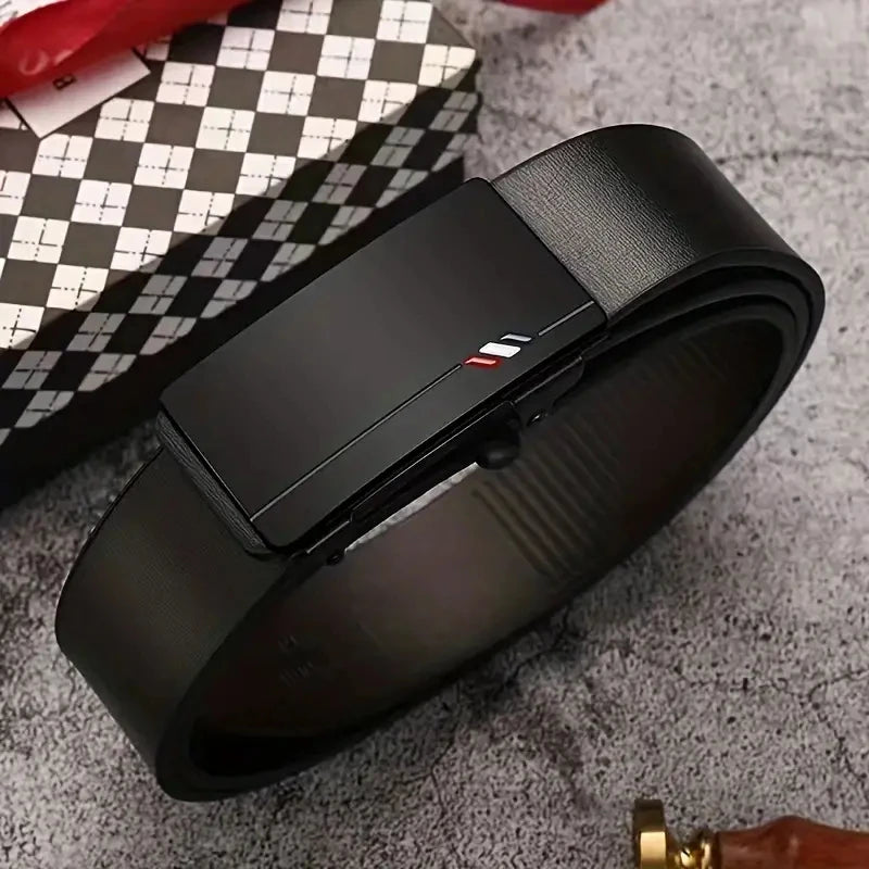 Cinto de Couro Masculino Fivela Automática na cor preto enrolado sobre superfície cinza