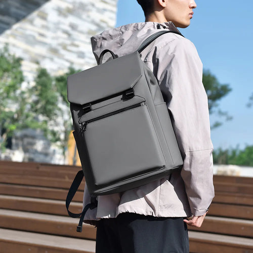 Homem usando a mochila executiva Casualle Urban preta ao ar livre
