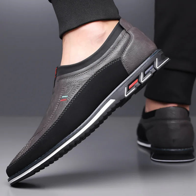 Homem usando o mocassim Allegante Gentleman preto