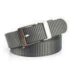 Cinto tático na cor cinza com fivela metálica sobre fundo claro