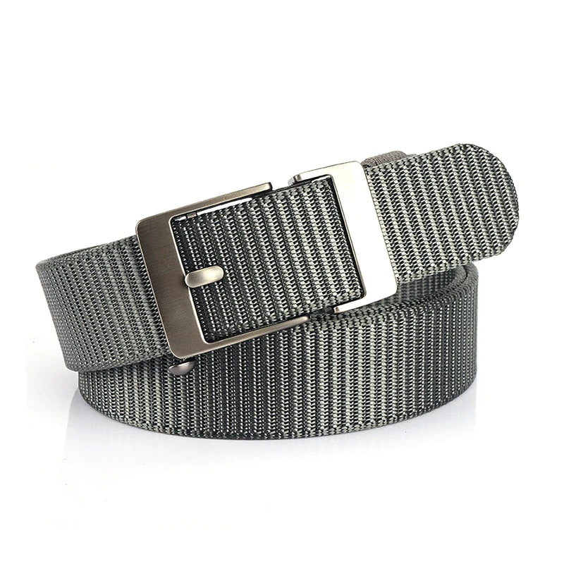 Cinto tático na cor cinza com fivela metálica sobre fundo claro