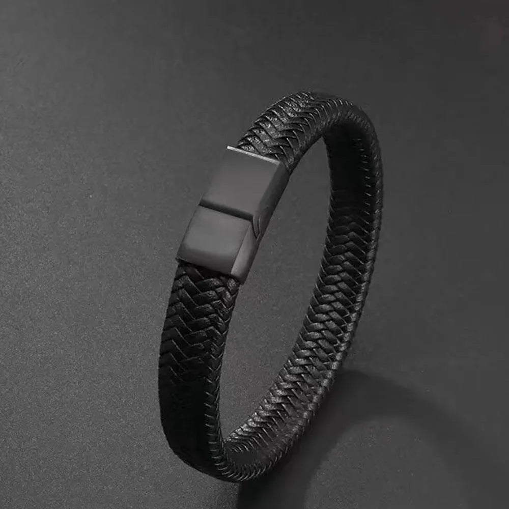 Detalhe do fecho magnético da pulseira em couro sintético preto