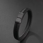 Detalhe do fecho magnético da pulseira em couro sintético preto