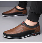 Homem sentado usando o mocassim Allegante Gentleman marrom claro