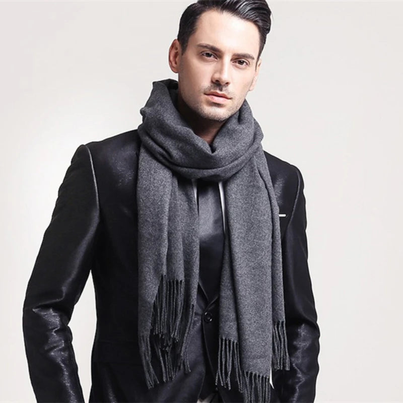 Cachecol masculino de cashmere Allegante Men na cor cinza, enrolado no pescoço.