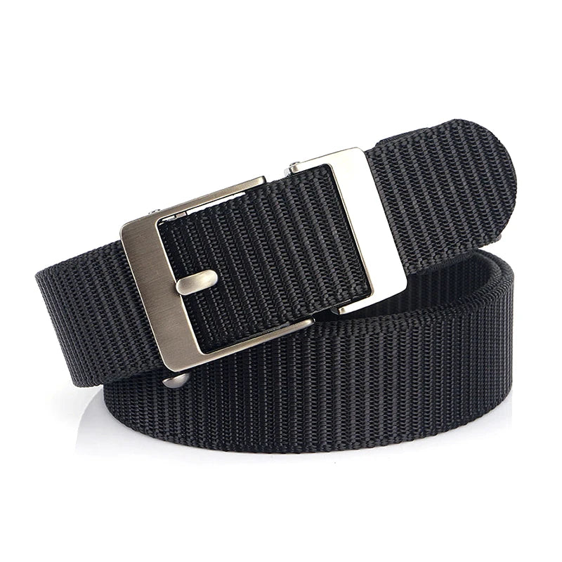 Cinto tático na cor preto com fivela metálica sobre fundo claro