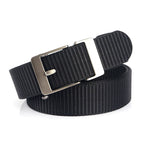 Cinto tático na cor preto com fivela metálica sobre fundo claro