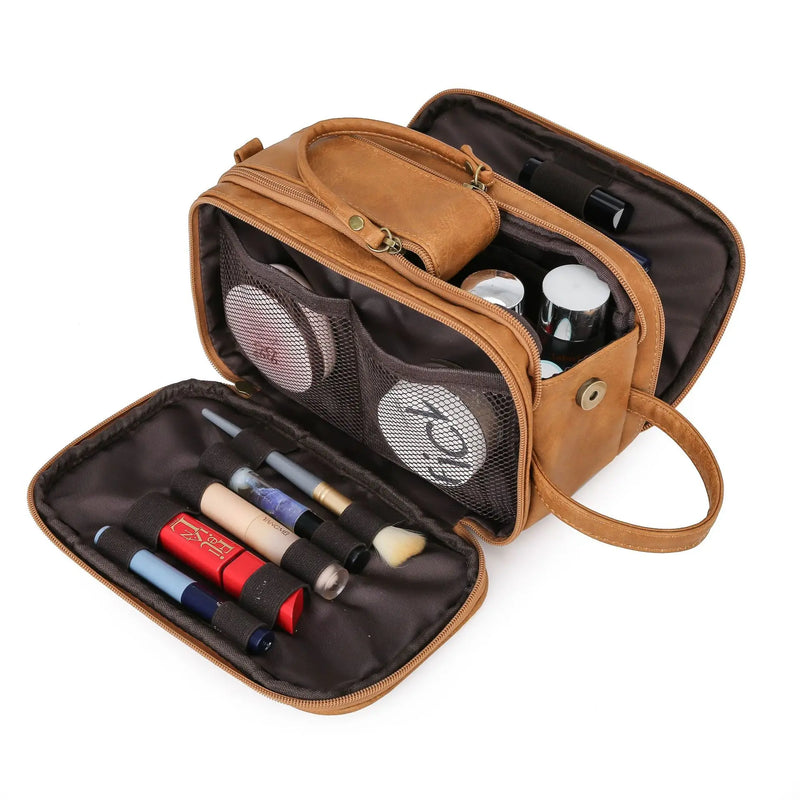  Necessaire de Couro Basicalle Men II na cor marrom com frascos e itens de higiene na parte interna e na tela divisória