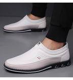 Homem usando o mocassim Allegante Gentleman branco