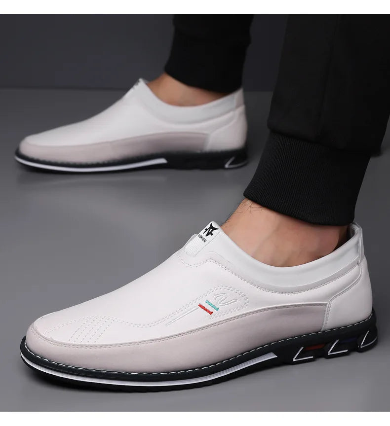 Homem usando o mocassim Allegante Gentleman branco