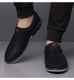 Homem usando o mocassim Allegante Gentleman preto com calça social