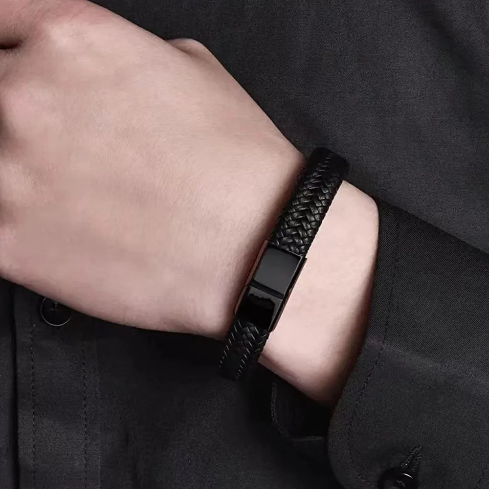 Pulseira masculina posicionada no pulso simulando uso.