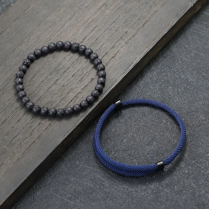 Pulseiras masculinas estilo na cor preto e azul em metal lado a lado.