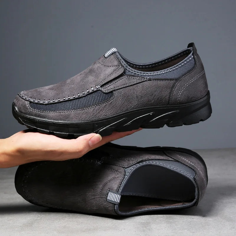 Sapato Masculino Mocassim Allegante na cor cinza em ambiente interno
