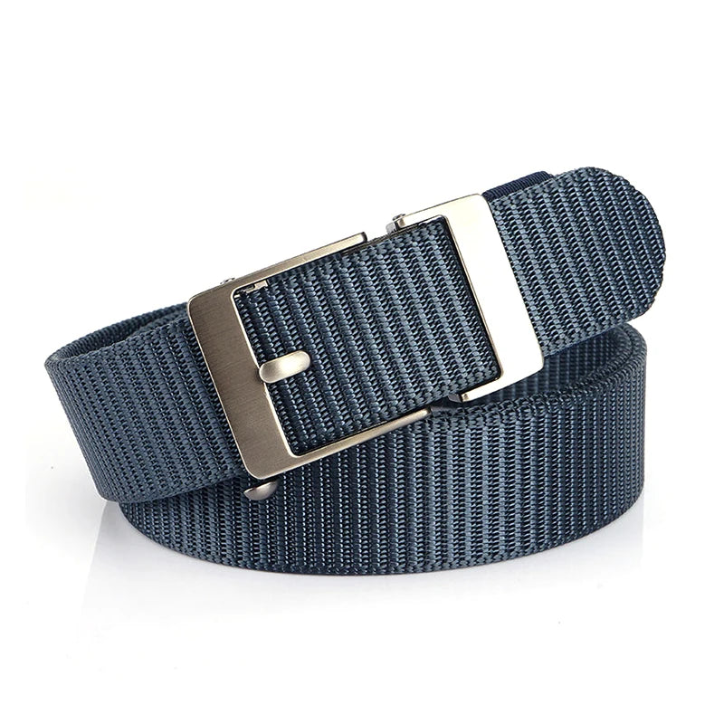 Cinto tático com fivela metálica sobre fundo claro