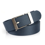 Cinto tático com fivela metálica sobre fundo claro