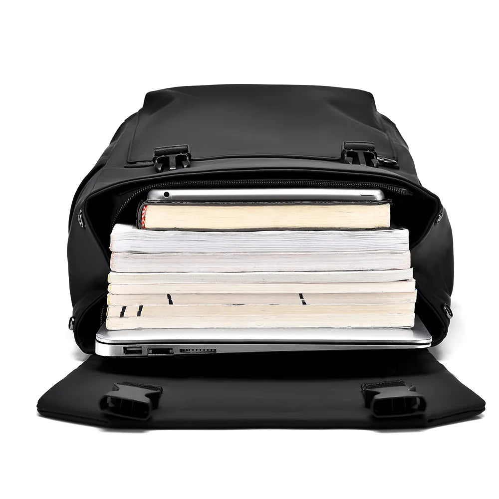 Mochila executiva nylon premium com itens dentro, demonstrando a grande capacidade