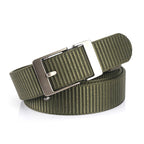 Cinto tático com fivela metálica sobre fundo claro