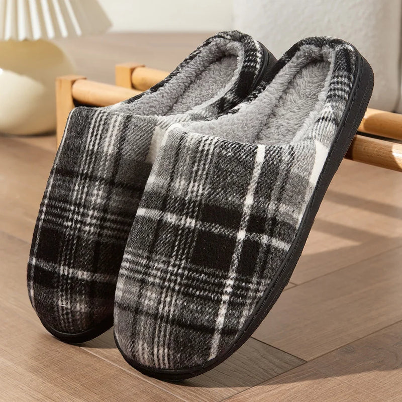 Pantufa de Inverno Peluciada Xadrez na cor preto em ambiente doméstico